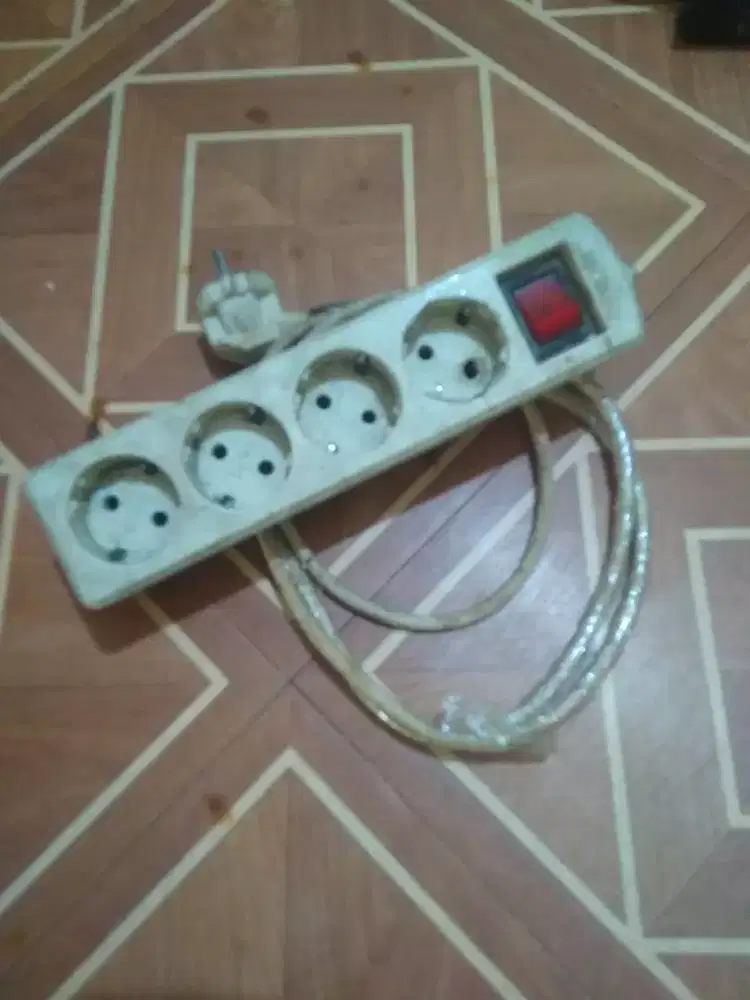 Stopkontak isi 4 lubang