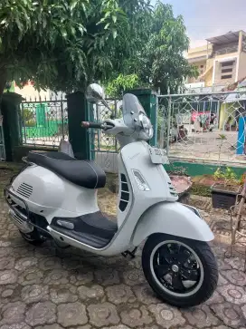 Vespa gts 150 putih mulus