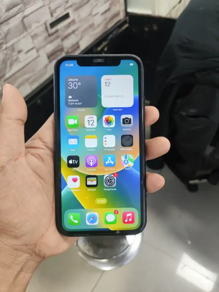 Jual HP iPhone xr 128 bh 78% kondisi layar ada becak putih 2 titik