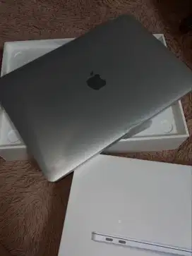 Macbook pro 2022 13inc m2