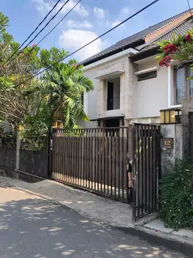 RUMAH LUAS 2 LANTAI KEBUN JERUK  TERSEDIA SWIMMING POOL