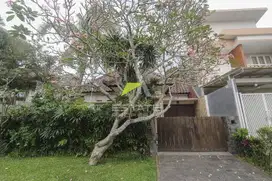 Rumah Klasik di area eksklusif Kota Araya