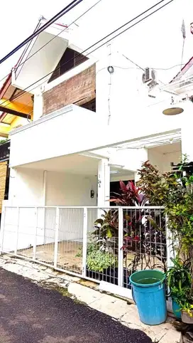 Rumah 2 Lt. Di Lokasi Stategis Cocok Untuk Tinggal Atau Rumah Kost