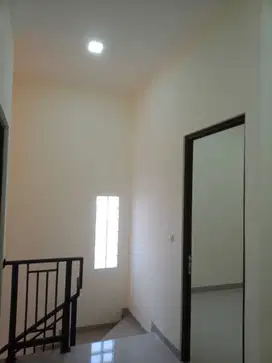 Dijual Rumah 2 lantai dekat St John Harapan Indah tidak banjir