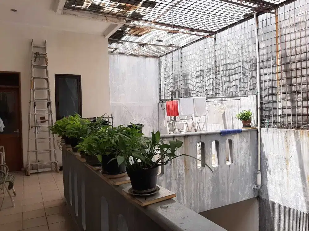 Dijual Rumah 2 Lantai Lokasi strategis