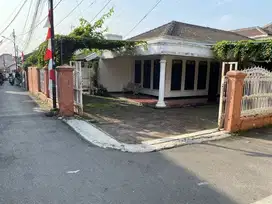 Rumah lama terawat, murah di lokasi bagus