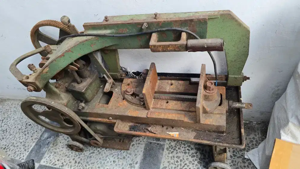 Gergaji besi otomatis