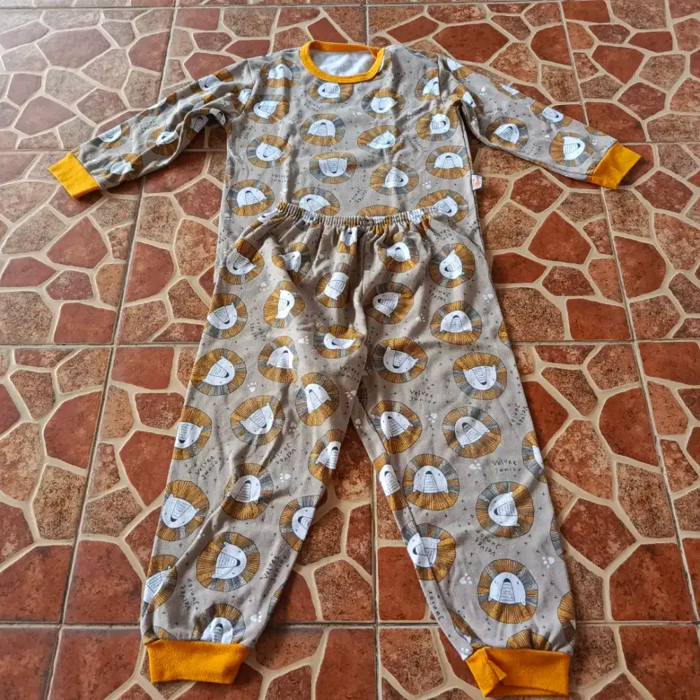 Piyama Velvet Junior bekas