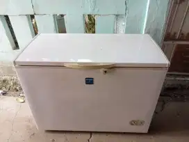 Freezer bok merek Sharp kapasitas 300 liter