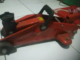 Dongkrak Tipe Buaya