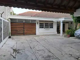 Rumah lama terawat, asri dan nyaman