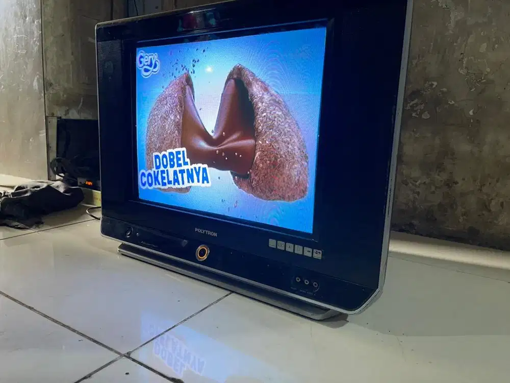 Tv tabung 21in merk polytron normal mal