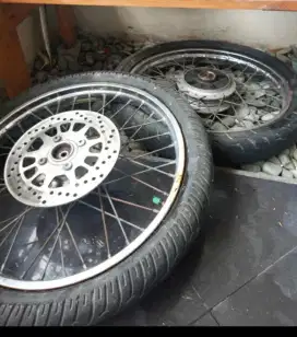 Velg lengkap dengan ban