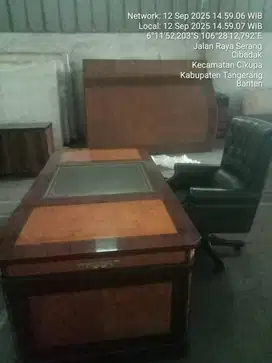 meja dan kursi direktur