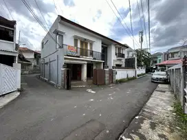 Rumah Hook Jalan 2 Mobil 350 Meter2 Dekat Taman