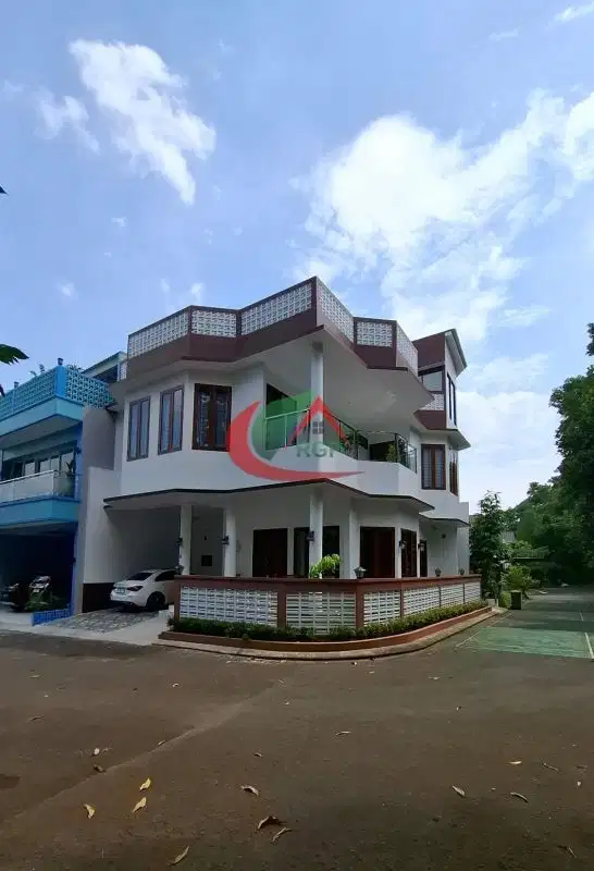 Dijual rumah legenda wisata cibubur. 3 lantai hoek