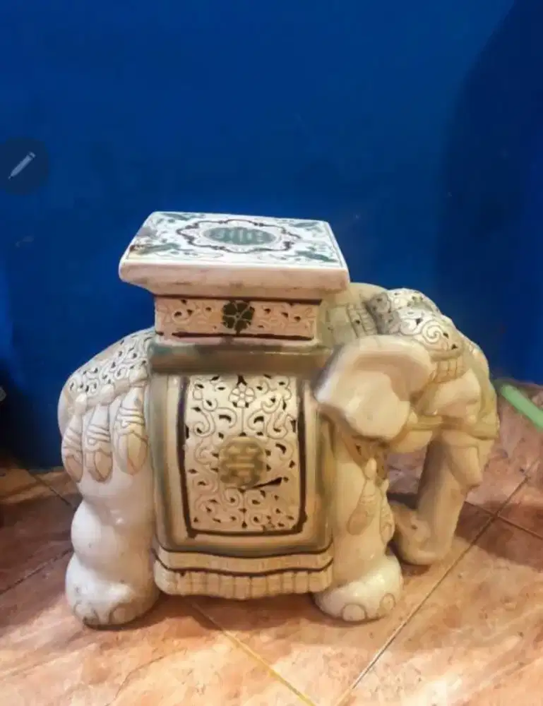 Gajah keramik dan pajangan Bali