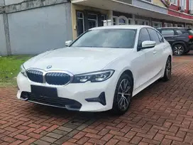 [Low Odo!!] BMW 320i Dynamic Sport NIK 2021! White on black