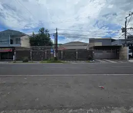 Rumah Mewah Strategis Pinggir Jalan Adi Sumarmo Colomadu Solo