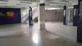 DISEWAKAN BANGUNAN GEDUNG 2 LANTAI AREA RAYA GUBENG SURABAYA