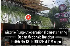 Restoran aktif operasional dan ramai  Wizzmie Rungkut Seberang nya Mcd