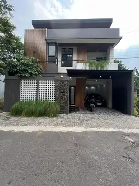 RUMAH MEWAH ESTETIK KEKINIAN 2 LANTAI BERKUALITAS DI PURWOMARTANI