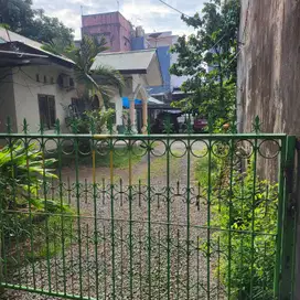 Rumah Dengan Halaman Yang Luas di Tengah Kota