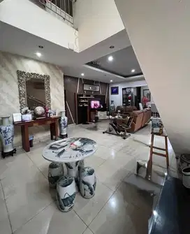 Rumah Hoek 2,5 lantai, Siap huni, Harga nego, bagus, bebas banjir