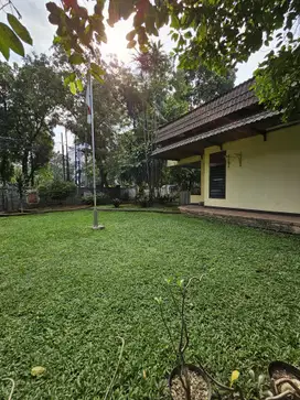 DIJUAL RUMAH LAMA HITUNG TANAH POSISI & DEPAN TAMAN KEBAYORAN BARU JAK