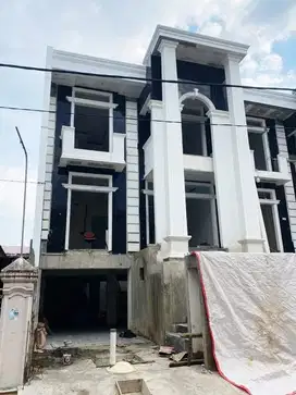 RUMAH 3 LANTAI DI JL POROS HERTASNING KOTA MAKASSAR
