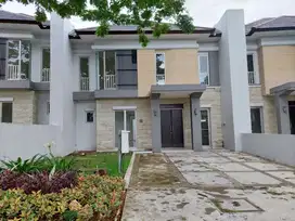 Disewakan Rumah Greenland baru gress (Raya Boulevard) Row jalan lebar