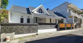 Dijual Rumah Mewah Baru Gaya Retro Klasik dlm Perumahan dkt Kampus UII