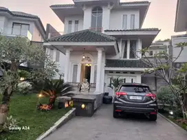 Disewakan Rumah Furnished depan taman Di cluster prestigious Sentul