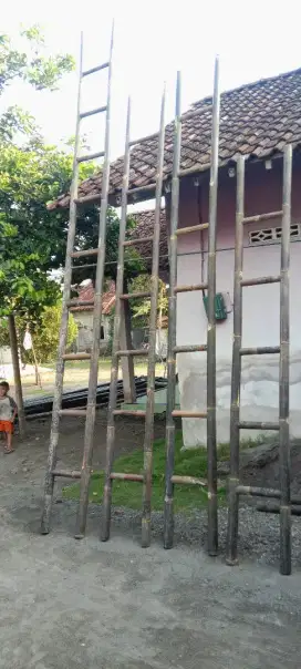 Tangga bambu hitam