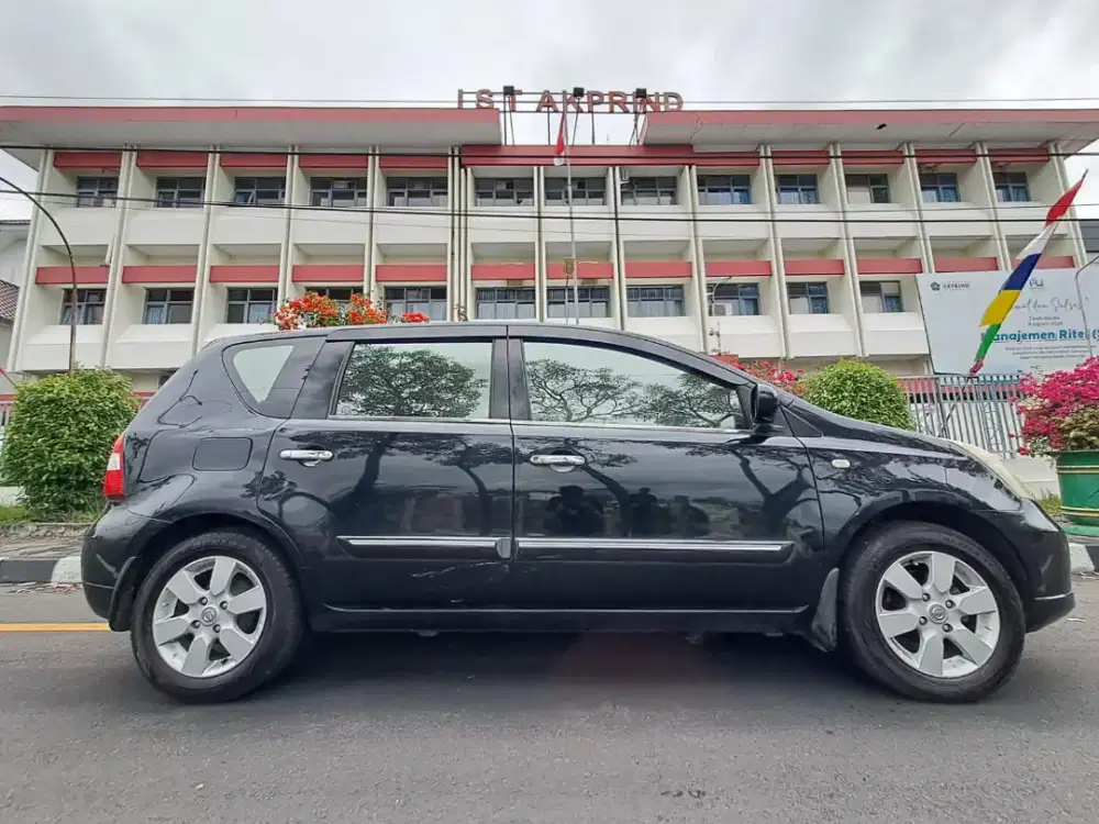 Bismillah jual cepat bu livina metic