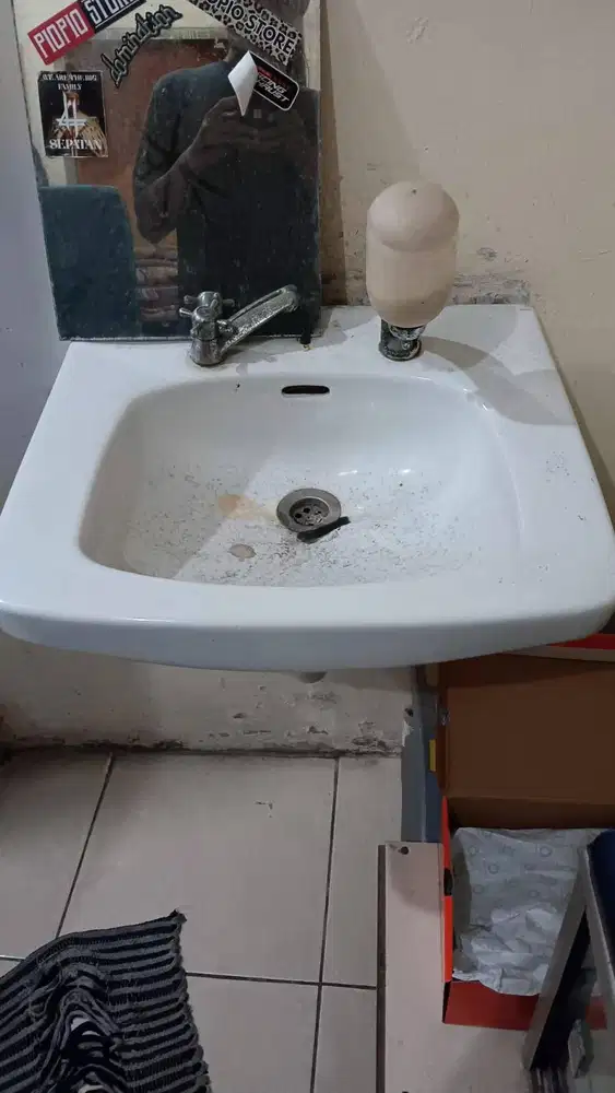Wastafel cuci muka. Toto. Bekas jarang pakai dari baru