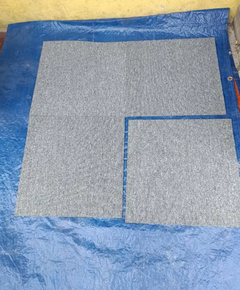 Karpet tile bekas