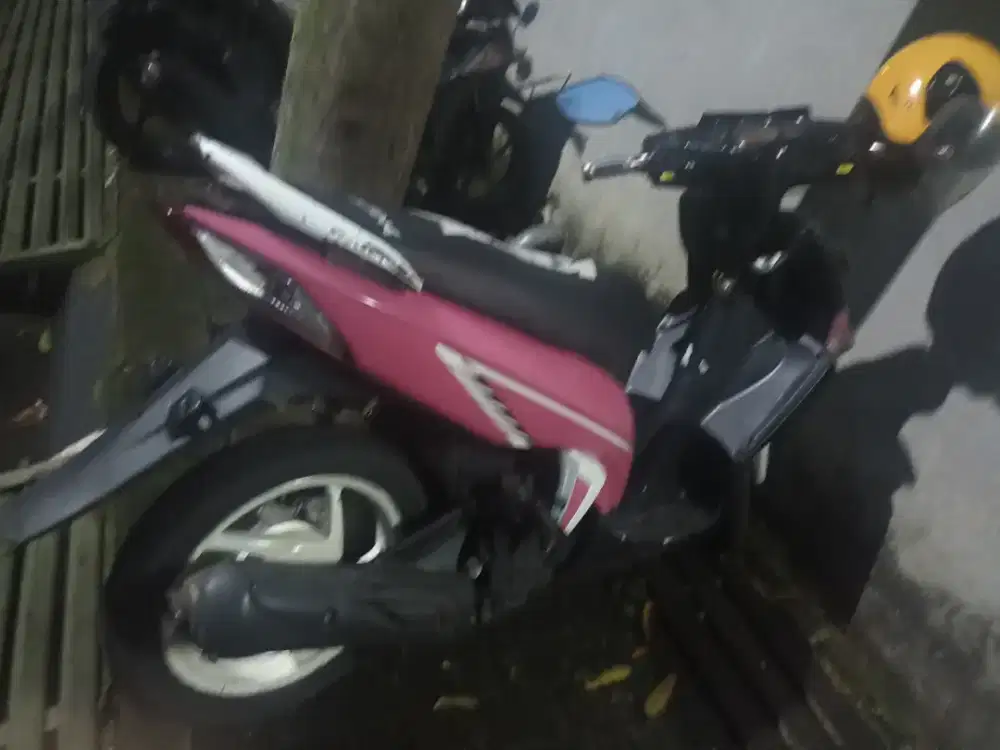 Vario warna merah muda agnes