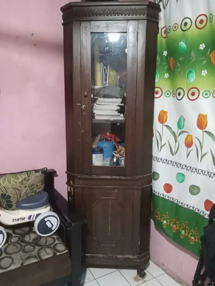 Lemari pajangan sudut mahoni