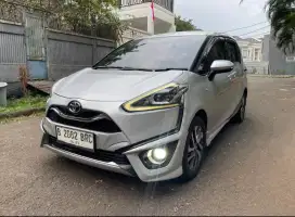 Toyota Sienta Q AT