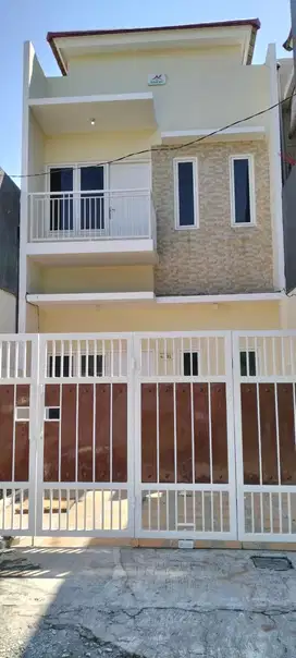 Rumah cantik 2 lantai perum Wiguna DP nol