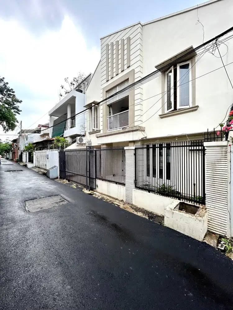 Rumah Siap Huni Dekat Taman Dekat Jalan 2 Mobil