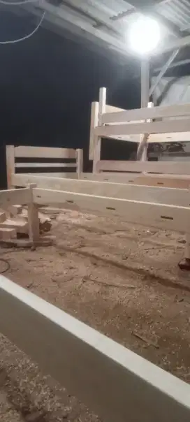 Jual tempat tidur bahan kayu mahoni