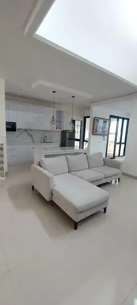 Di jual rumah full furnish di Giriloka 2