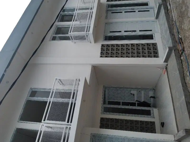 rumah siap huni akses mobil dekat ke tb simatupang di kramat jati