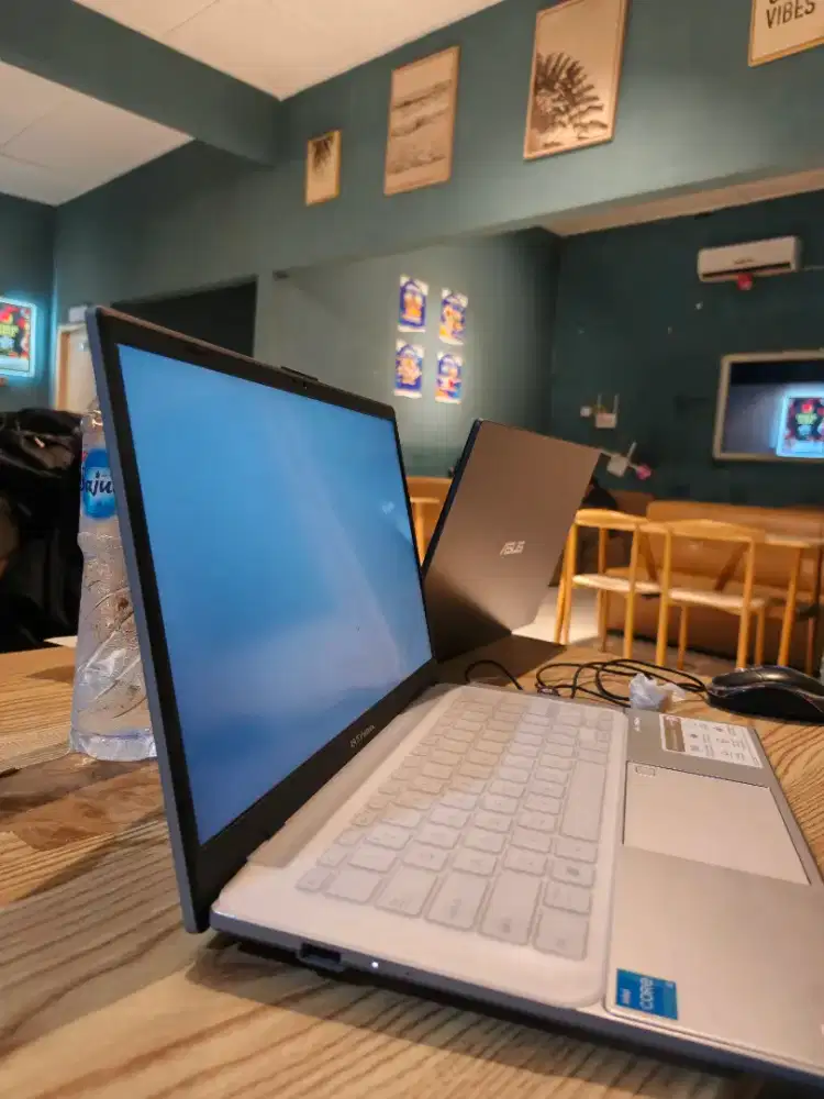 Jual laptop pemakaian baru 2 bulan untuk skripsi saja