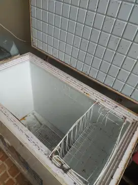 Freezer merk Sanyo kapasitas 400 liter