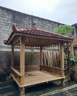 Gazebo bahan kayu jati maupun glugu