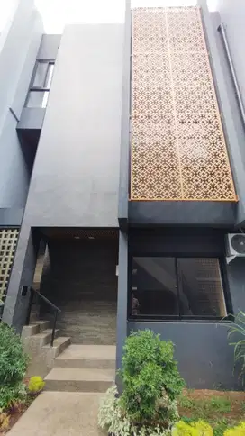 Rumah Exclusive di Permata Hijau 3 Lantai 3+1 Kamar Tidur Strategis