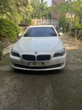 Dijual cepat BMW 528i warna putih